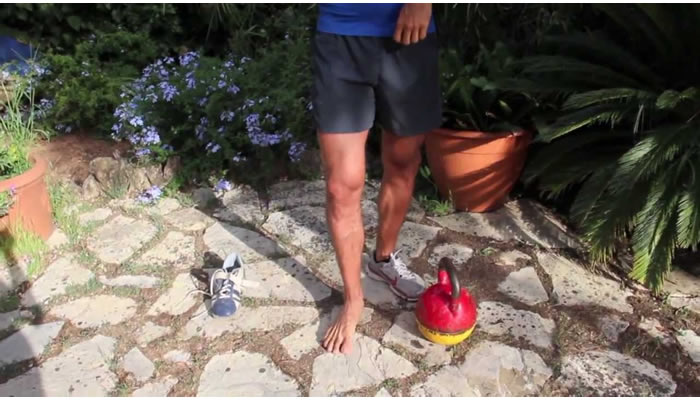 allenamento kettlebell scarpe o piedi nudi