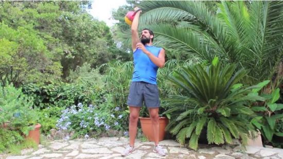 Come eseguire lo slancio con kettlebell: tutorial ed esecuzione