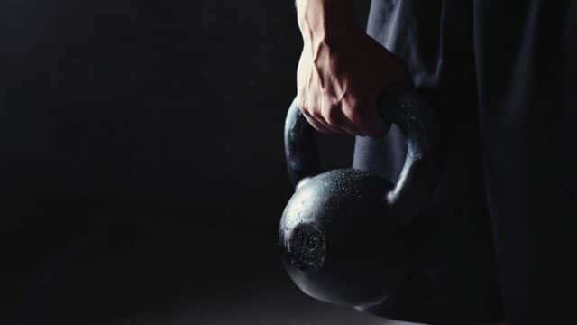 rematore con kettlebell