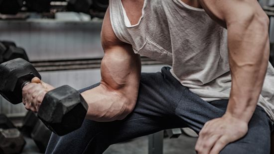 Cosa fa crescere i muscoli e quante proteine servono