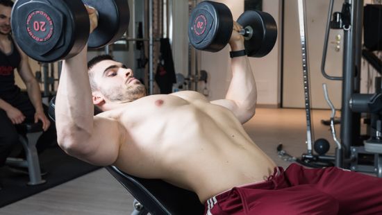 Panca inclinata e petto alto: veramente così fondamentale?
