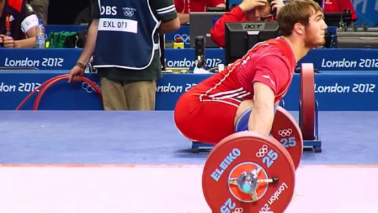 Guida allo strappo olimpico: la posizione di partenza