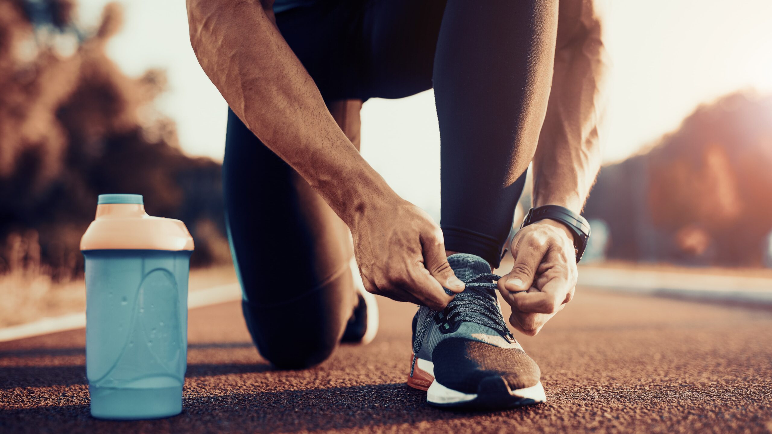 uomo che allaccia una scarpa per correre