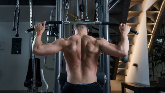 Lat Machine avanti o dietro la testa?