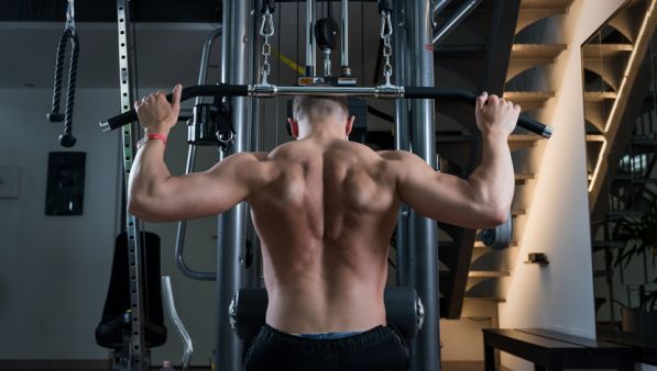 Lat Machine avanti o dietro la testa?