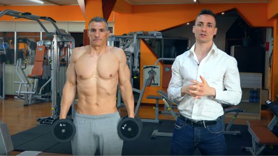 Esercizi trapezio superiore: lo Shrug