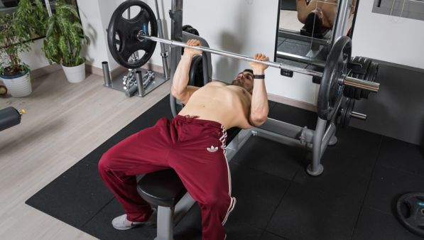 Panca stretta per i tricipiti: come eseguirla correttamente