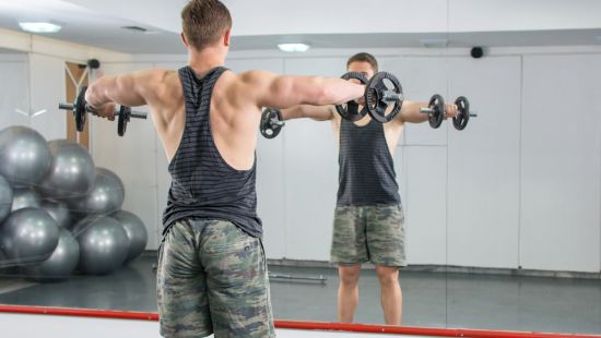 Allenamento spalle ed alzate laterali: come cambia
