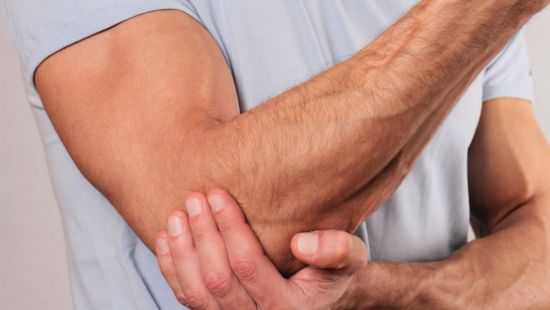 Dolore al gomito: la prevenzione in palestra