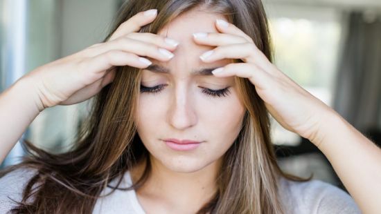 Come riconoscere il mal di testa da cervicale: il Flexion Rotation Test