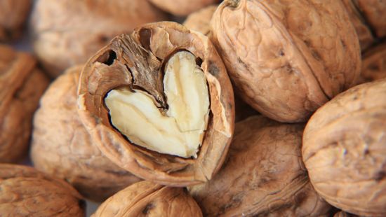 Calorie noci: proprietà e benefici di questo frutto oleoso