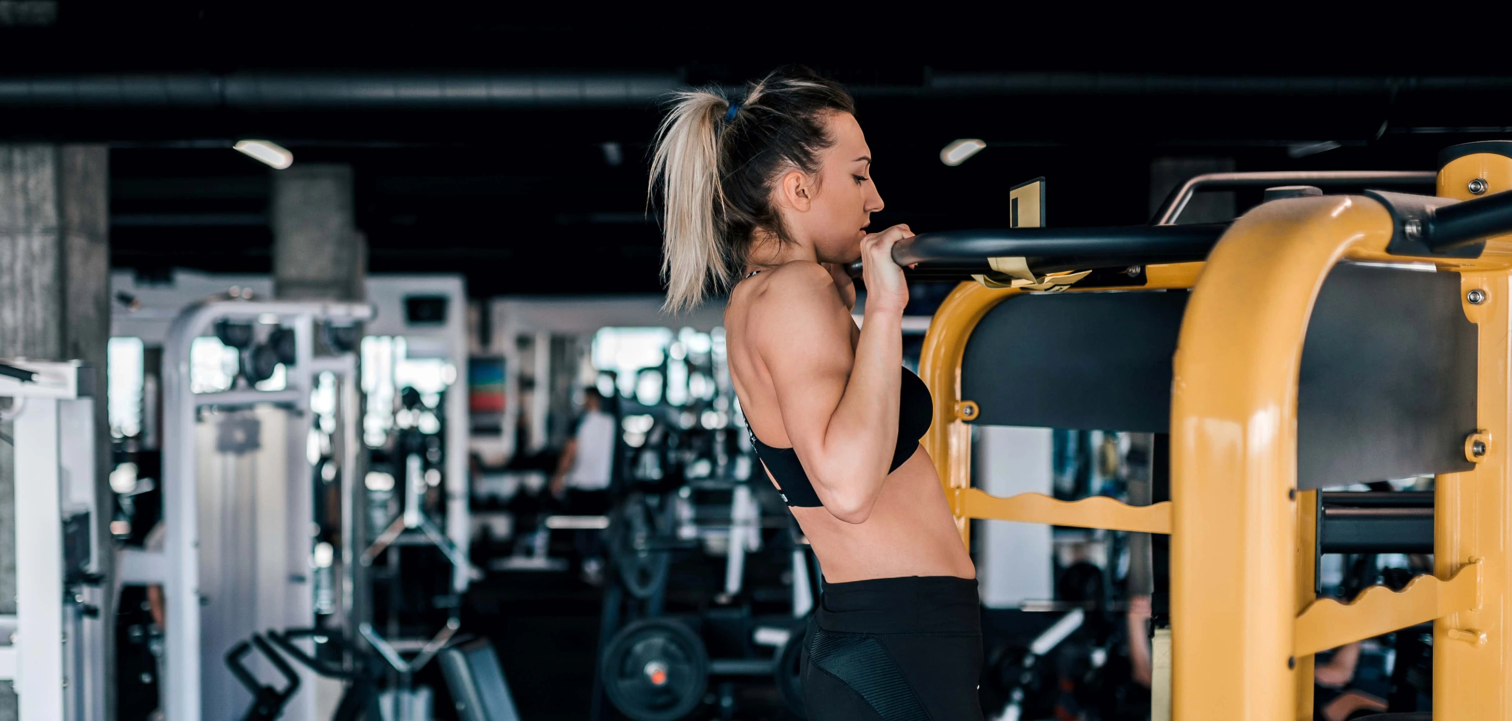 sviluppo massa muscolare donna in palestra