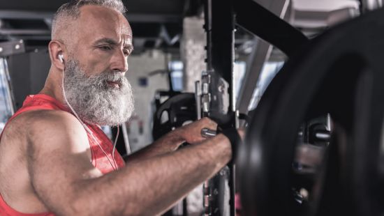 Lo squat pesante dopo i 40 anni: quando l’età non conta, anche se conta.