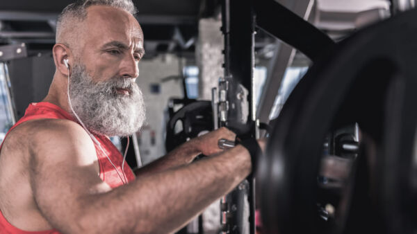 Lo squat pesante dopo i 40 anni: quando l’età non conta, anche se conta.