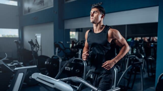 uomo che corre su tapis roulant per bruciare i grassi