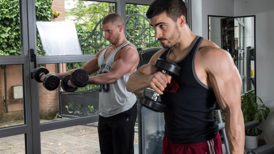 Curl a martello: come farlo e che muscoli allena