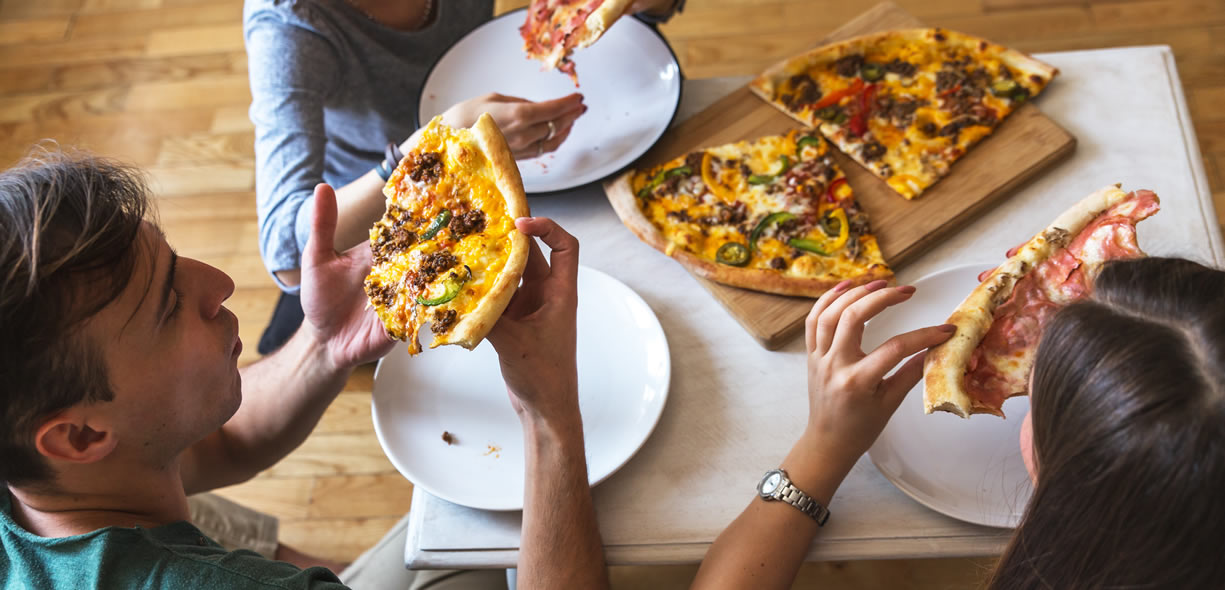 mangiare la pizza la sera o a pranzo