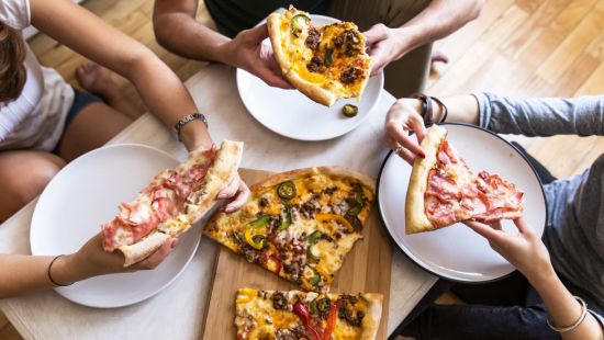 Possiamo mangiare la pizza la sera?