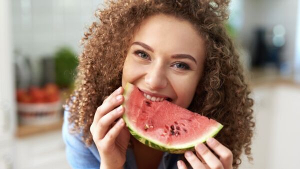 Frutta dopo i pasti: fa bene o fa male?