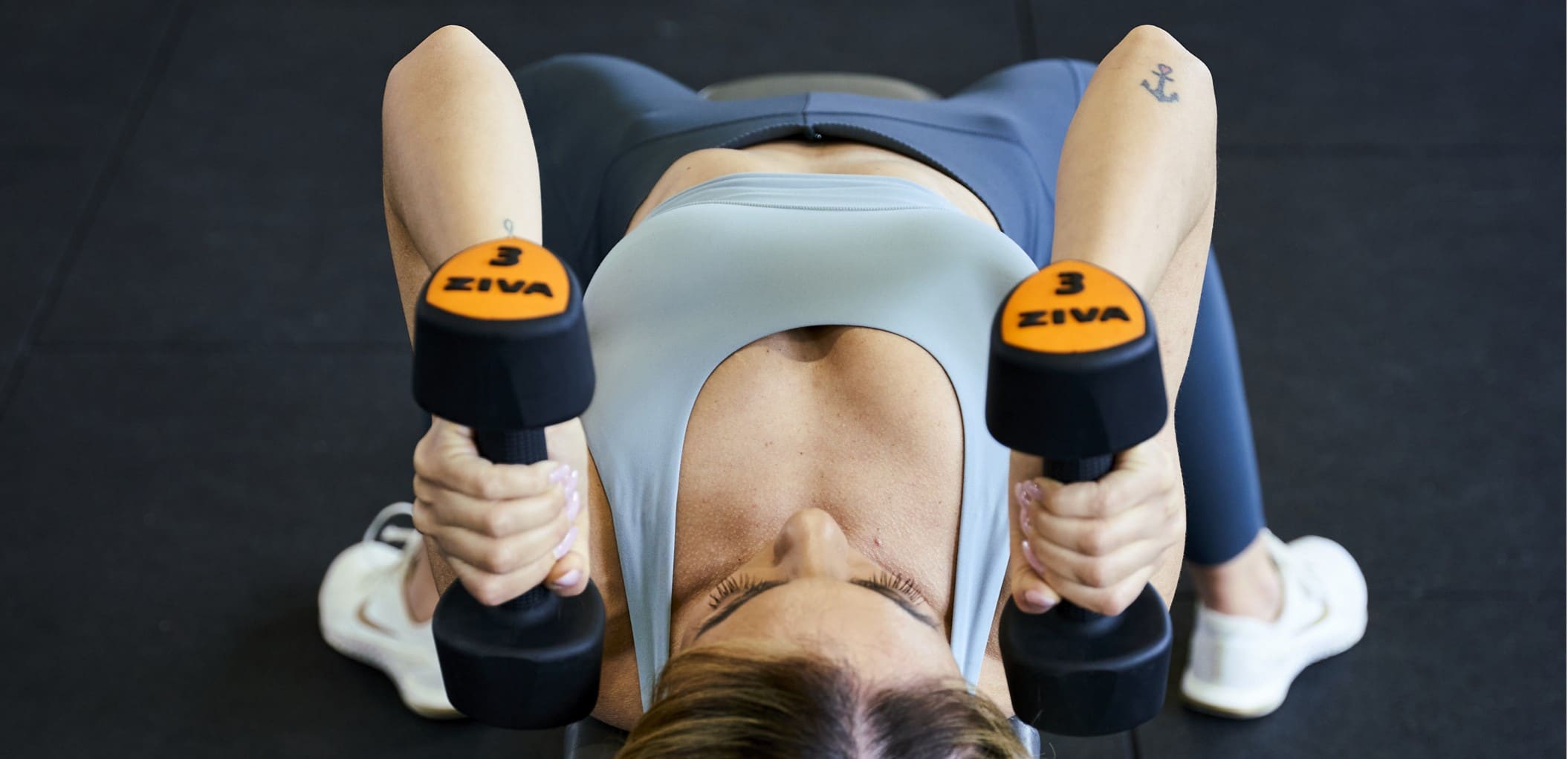 donne e manubri in palestra