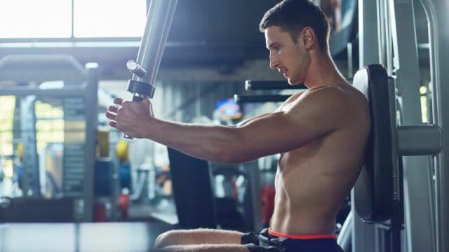 peck deck allenamento bodybuilding