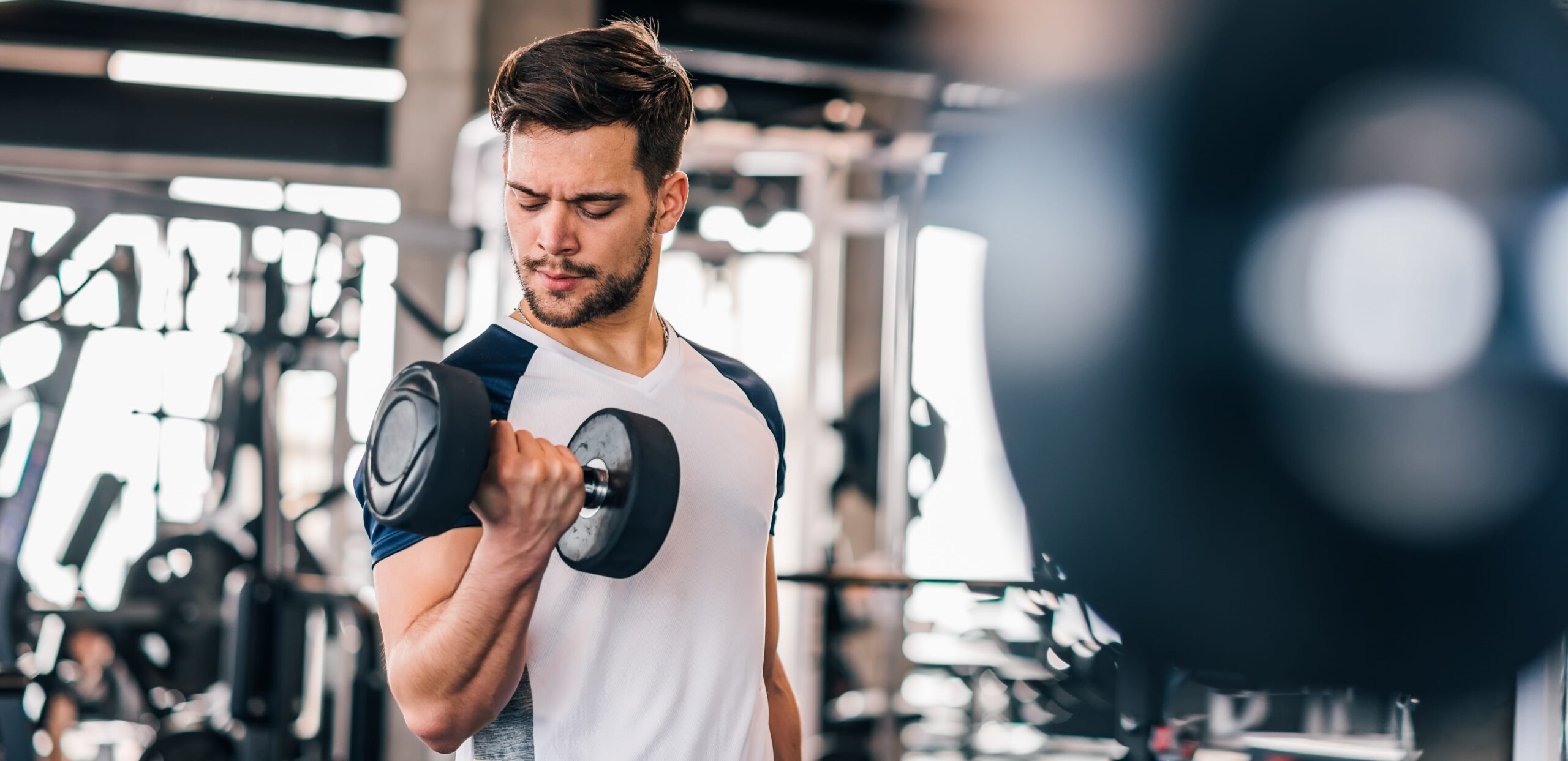 uomo che si allena in palestra