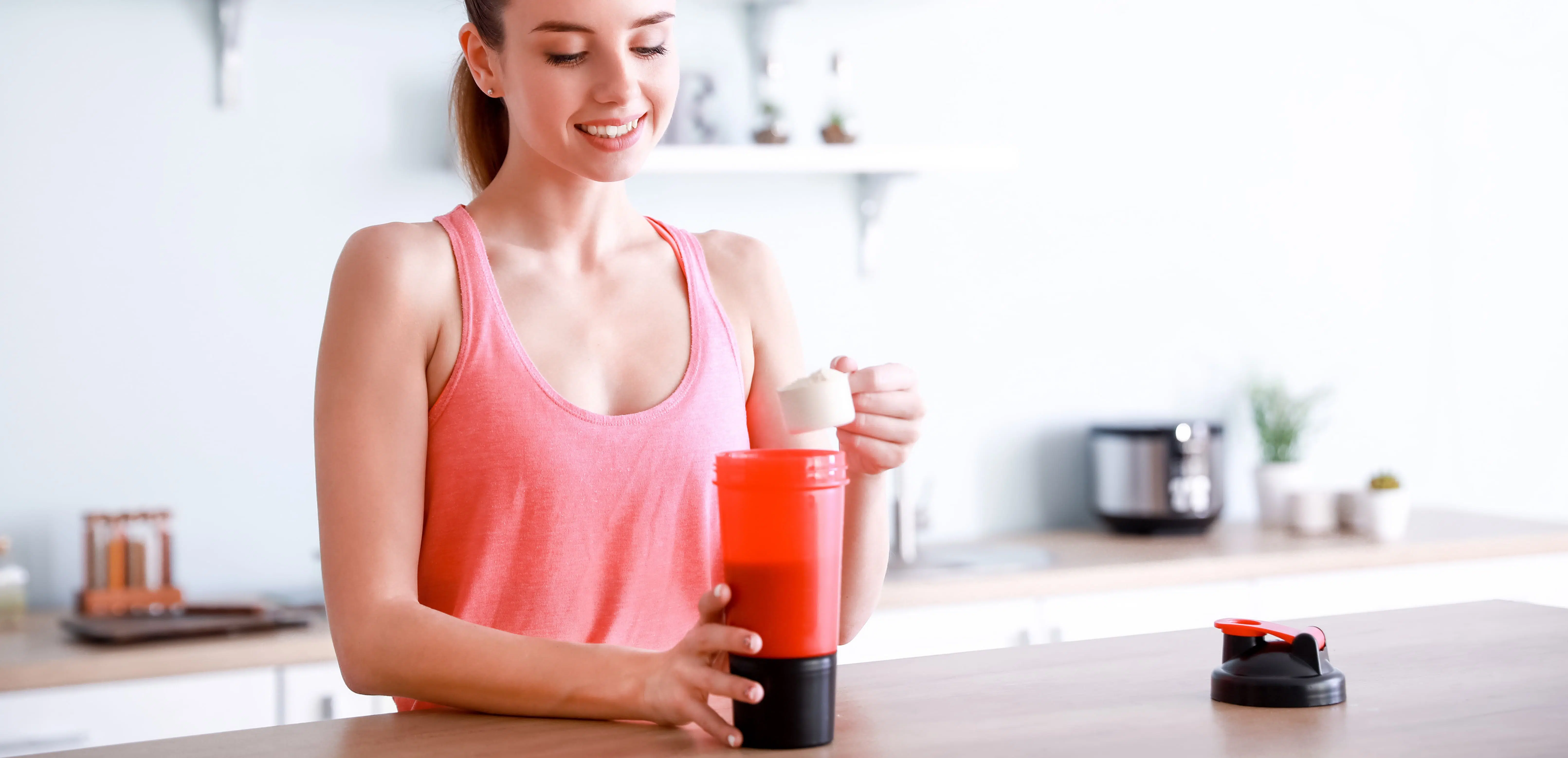 versare proteine in polvere per la palestra
