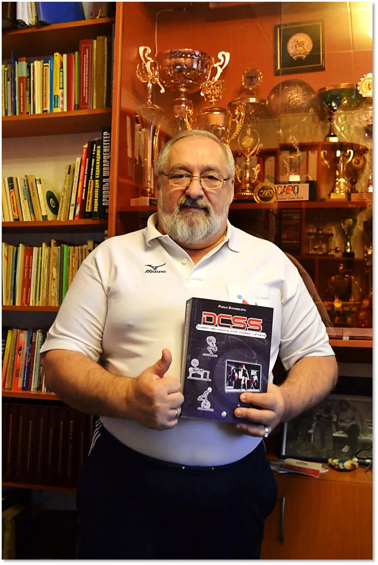 Boris Sheiko, riconosciuto come il più grande allenatore di Powerlifting di tutti i tempi, con una copia del mio DCSS da lui definito “il miglior libro al mondo di biomeccanica del Powerlifting”
