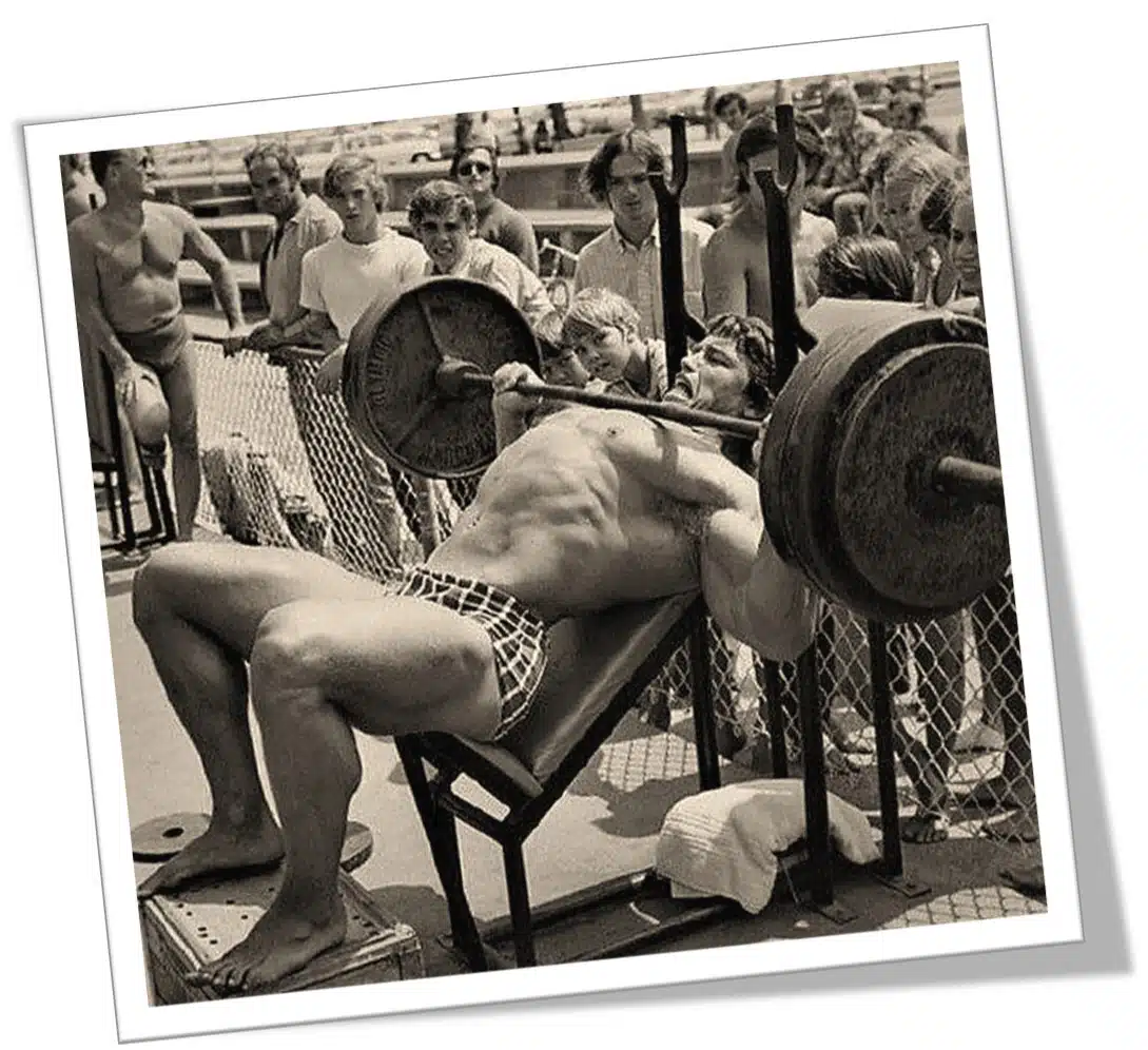 Arnold Schwarzenegger a muscle beach, panca inclinata con 130 kg