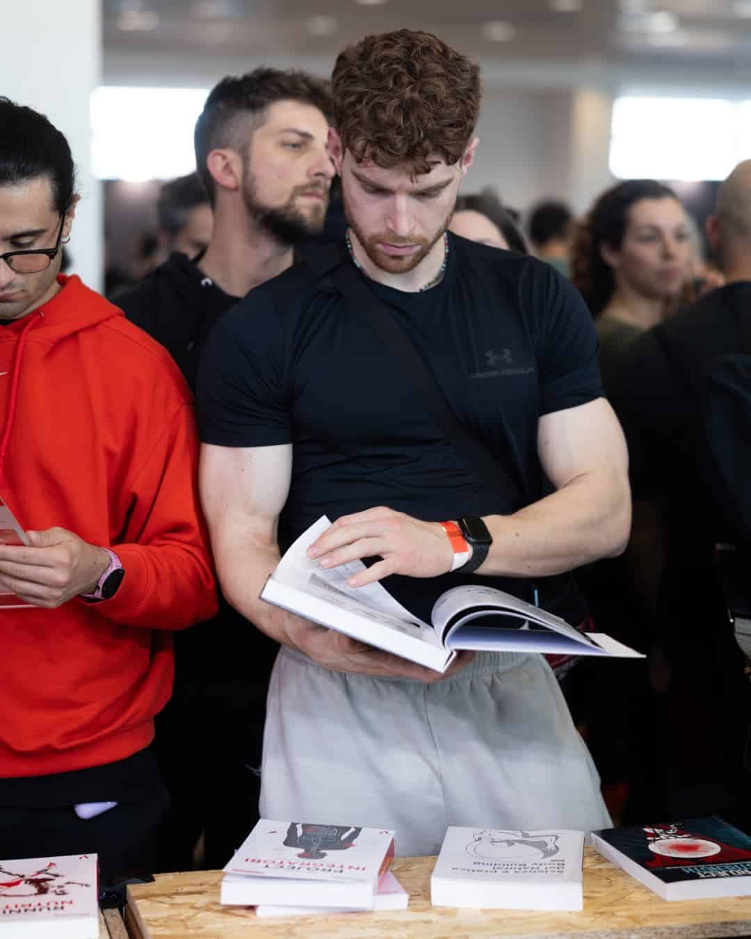 persona che sfoglia i prodotti in V Store