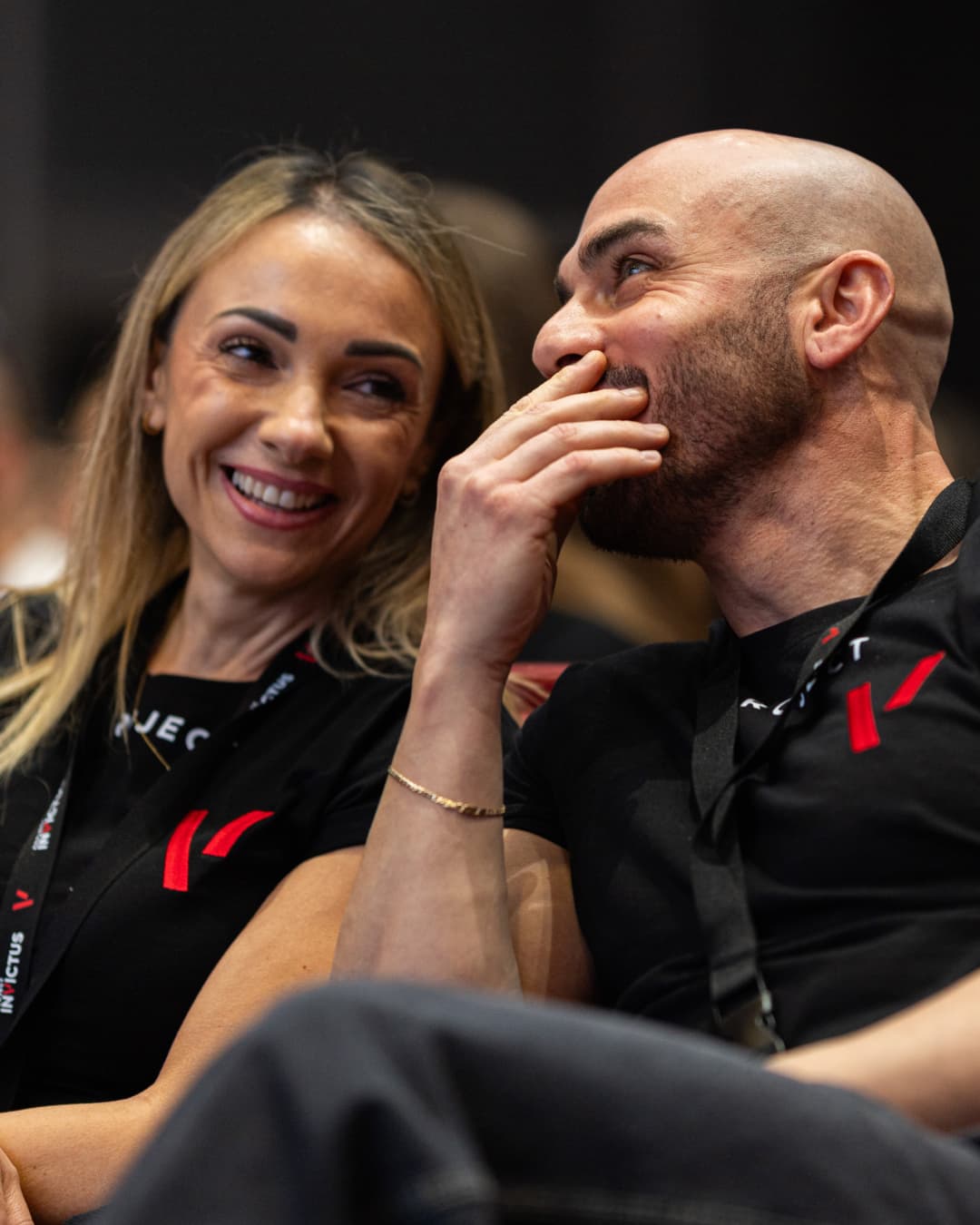 risate in sala tra speaker